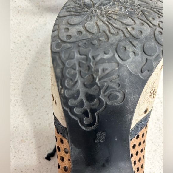 Gold Button Oxford bootie - Picture 4 of 4